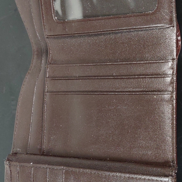 Quad-Fold Croc Embossed Leather Wallet - Picture 8 of 10